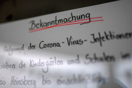 In Gangelt bei Heinsberg weist ein Schild in einem Kindergarten darauf hin, dass die Einrichtung geschlossen bleibt
