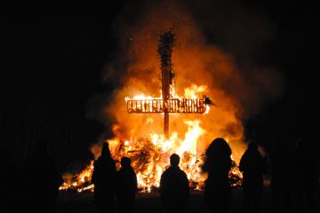 Brauchtum / Dippach zündelt doppelt gegen den Wintereinbruch