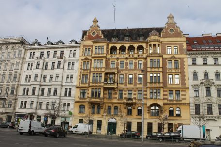 Gegenüber vom Naschmarkt fällt der Blick auf die dekorativen Jugendstil-Fassaden der Otto-Wagner-Häuser