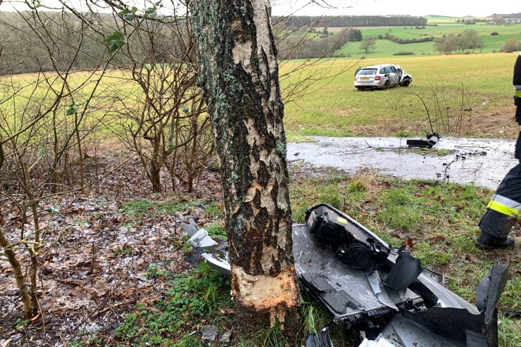 Strecke Angelsberg – Fels / Autofahrer kollidiert heftig mit einem Baum 