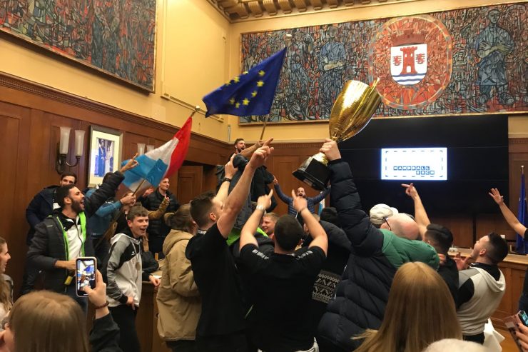 Handball / So ausgelassen feiern die Escher Jungs ihren Pokalsieg