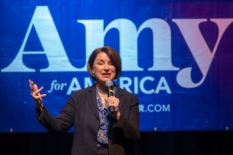 USA / Präsidentschaftsbewerberin Amy Klobuchar wirft das Handtuch und unterstützt Joe Biden
