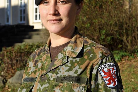 Premier Sergent Liz Heintzen ist seit 2015 Unteroffizierin. Derzeit arbeitet sie in der Verwaltung der Grundausbildung. 