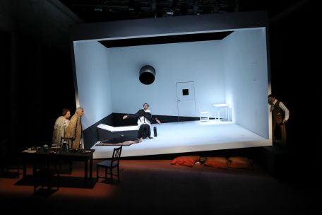 Theater / Kafka, Krüger und Blabla: Frank Hoffmann inszeniert „Die Verwandlung“ im TNL