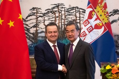 Serbiens Außenminister Ivica Dacic (l.) traf noch Ende Februar in China den chinesischen Außenminister Wang Yi
