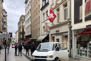 Rue Philippe II / Überfall: Lieferwagen fährt in Juweliergeschäft