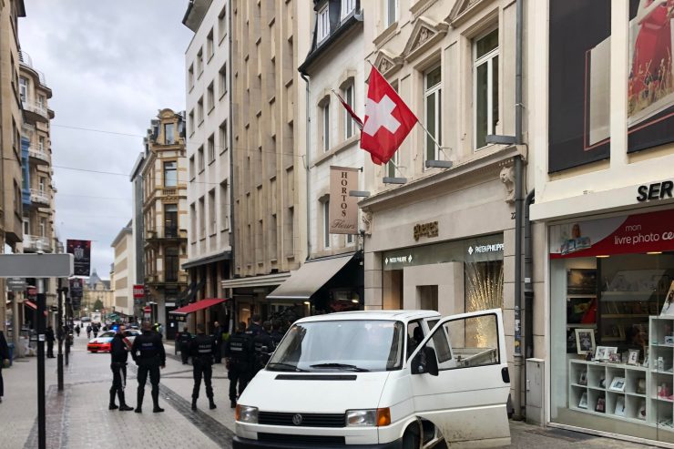 Rue Philippe II / Überfall: Lieferwagen fährt in Juweliergeschäft