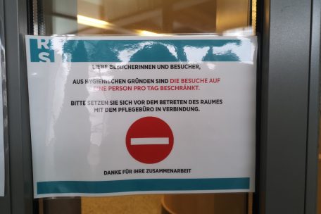Ein Schild an der Tür des Krankenhauses