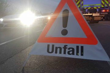 Unfall / Auto kracht gegen abgestellte Fahrzeuge und überschlägt sich