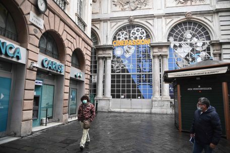 Gegen den Coronavirus-Blues / Italiener musizieren an Fenstern und auf Balkonen