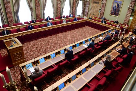 Corona / Parlamentarier unterstützen Regierung im Kampf gegen das Virus, fordern aber, das Wirtschaftsmodell zu überdenken