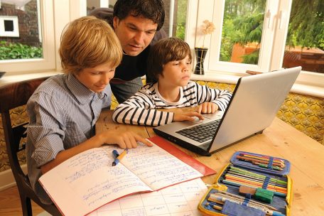 Baltikum / Estland hilft der ganzen Welt bei ihren Hausaufgaben