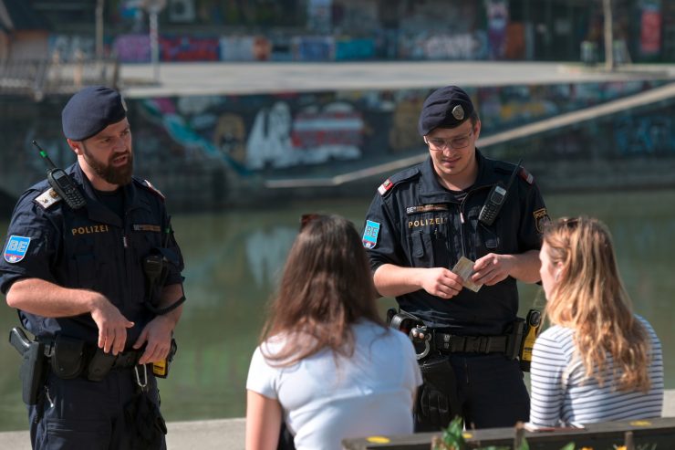 Corona in Österreich / Erster Lohn der Angst: Restriktive Maßnahmen dämpfen Ausbreitung