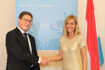 Helperknapp / Wie ein Bürgermeister und seine Schöffen die Coronakrise im Home-Office bewältigen