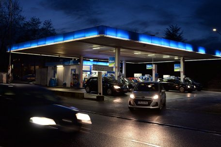 Corona-„Scherz“ / Hustend in die Tankstelle: Mann täuscht in Saarburg Corona-Erkrankung vor – Polizei ermittelt