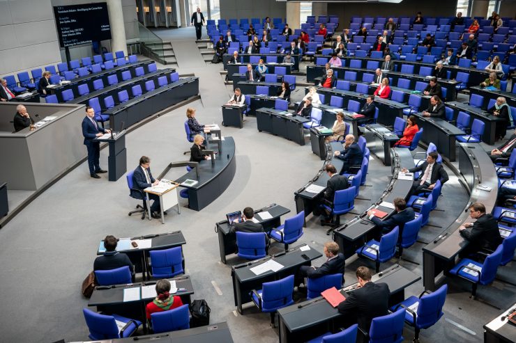 Coronakrise / Im Schweinsgalopp: Deutschland beschließt gigantisches Hilfspaket