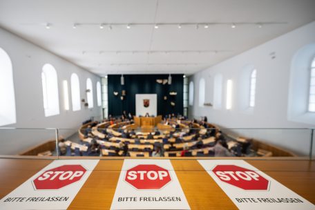 Blick über die Grenze / Auch Rheinland-Pflaz wirft dem Coronavirus Milliarden entgegen