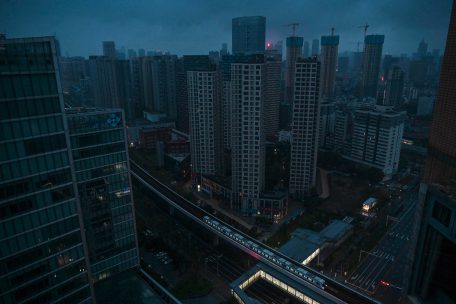 Überblick / In Europa und den USA breitet sich Corona aus – in Wuhan erwacht zuerst der Verkehr