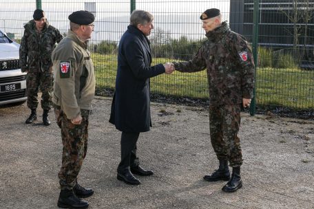 Nach der Bekanntgabe der Nominierung hatte Verteidigungsminister François Bausch viel Lob für Oberstleutnant Steve Thull (rechts) übrig. Er folgt General Alain Duschène (links), der im Herbst in den Ruhestand tritt.&nbsp;