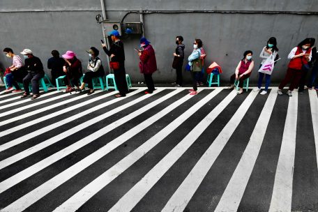 Man muss warten, aber es ist für jeden etwas da: Taiwan hat keinen Mangel an Masken, trotzdem ist der Gesichtsschutz rationiert