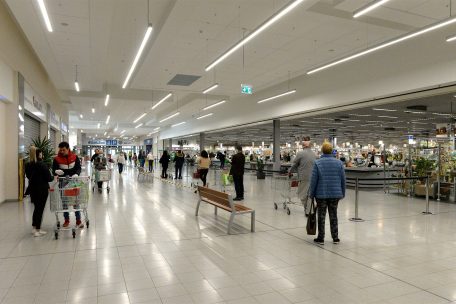 Ein Kunde raus, ein Kunde rein: Die meisten Kunden zeigen Disziplin. Nur ab und an kommt es noch vor, dass manchen Betroffenen der Geduldsfaden rei&szlig;t.&nbsp;