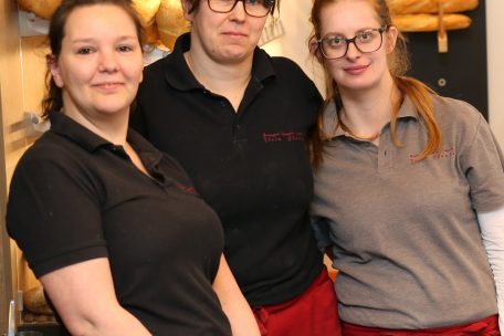 Geschäftsführerin Nadia Boukraa (Mitte) und das Verkaufsteam