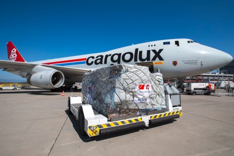 Cargolux sei eine gro&szlig;e Hilfe bei der Lieferung von Material und der &Uuml;berpr&uuml;fung von Kontakten, sagt Ministerin Paulette Lenert