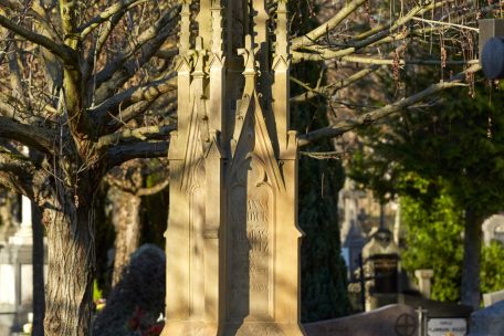 Grabmonument aus Sandstein aus der Werkstatt Haal (Grevenmacher) f&uuml;r die Familie Van Dyck-Schmitz