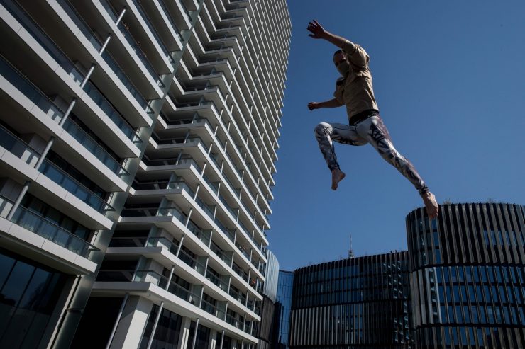 Drahtseilakt / In Dänemark die Schulen, in Österreich die Baumärkte: Wie einzelne EU-Staaten zurück in die Normalität wollen