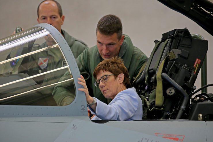 Deutschland / Die Union im Höhenflug - CDU-Sonderparteitag zur Wahl des neuen Vorsitzenden soll entfallen