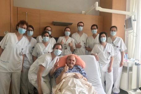 Joseph ist der erste Patient aus dem Grand Est, der nach seiner Behandlung in Luxemburg in die Heimat zur&uuml;ckkehren kann &ndash; er bedankt sich von ganzem Herzen bei dem Team, das sich um ihn gek&uuml;mmert hat