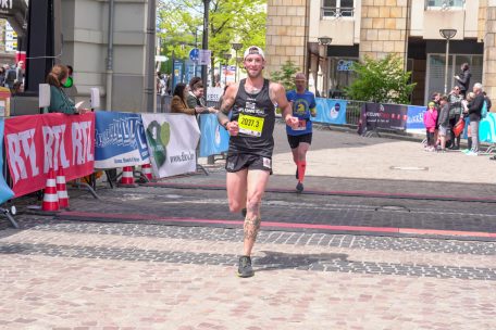 Das Skelett auf dem linken Bein war sein erstes Tattoo