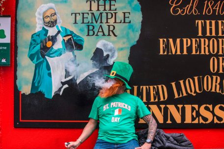 In Irland fing es damit an, dass die Feiern zum St. Patrick&rsquo;s Day abgesagt wurden &ndash; auch jetzt z&ouml;gert die Republik, die Ma&szlig;nahmen zu lockern&nbsp;