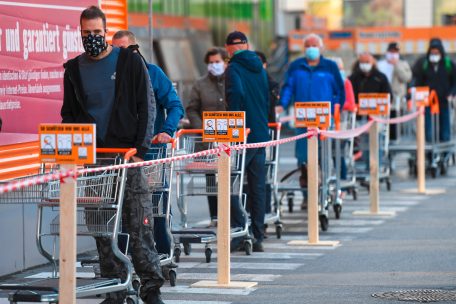 In &Ouml;sterreich darf man seit Dienstag wieder in kleinere Gesch&auml;fte und in Baum&auml;rkte, wo der Andrang besonders gro&szlig; war