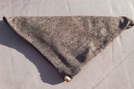 Beim Buff handelt es sich um ein multifunktionales Schlauchtuch, das am besten in doppelter Faltung angelegt werden soll