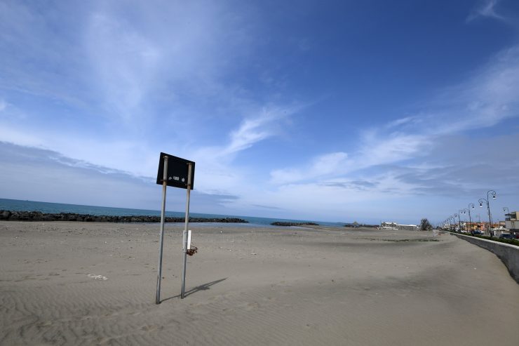 Italiens verwaiste Strände / Die Branche fürchtet Milliardenverluste, andere fürchten neue Infektionen