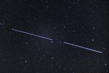 Nachthimmel / Satelliten-Formation Starlink gut sichtbar