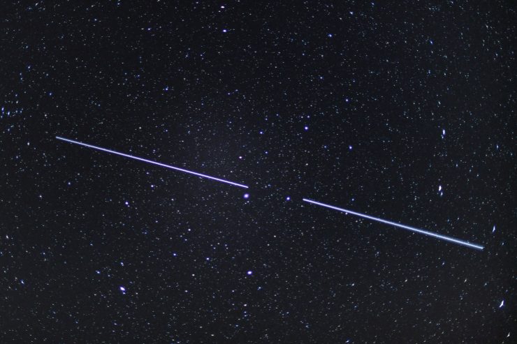 Nachthimmel / Satelliten-Formation Starlink gut sichtbar