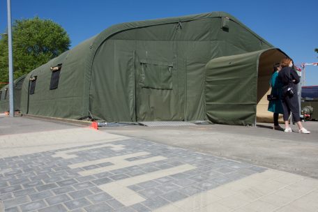 Die Zeltstruktur erhielt Luxemburg von der &bdquo;NATO Support and Procurement Agency&ldquo;. Sie wurde mit der Cargolux aus S&uuml;ditalien eingeflogen.