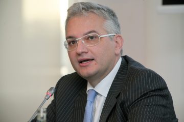 Zu den Folgen des Stillstands / Mit offenen Augen in den wirtschaftlichen Abgrund – Interview mit Yves Kuhn