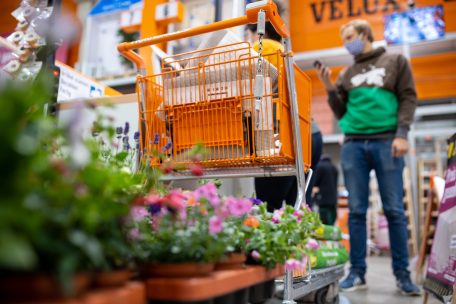Trotz Wiedereröffnung versucht das Unternehmen, das Kundenaufkommen wegen sanitärer Beschränkungen im Baumarkt zu regulieren