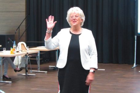 Monique Thiry-De Bernardi wurde vor der Sitzung von Bürgermeister Michel Wolter vereidigt