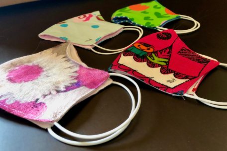 Die Masken sollen bunt und fröhlich, auf keinen Fall trist sein, das gilt vor allem für die Kindermasken