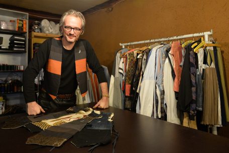 Georges Kieffer im Atelier von „Benu-Couture“, in dem die Produktion vor knapp drei Wochen komplett von Klamotten auf Masken umgestellt wurde
