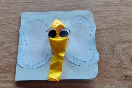 Kinder können ihren Großeltern selbst eine Grußkarte basteln