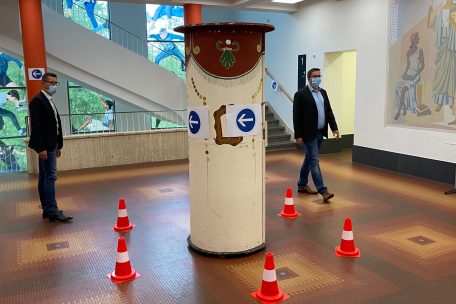 LHCE-Direktor Jean Theis und Vizedirektor Denis Reitz laufen durch den Kreisverkehr im Gymnasium