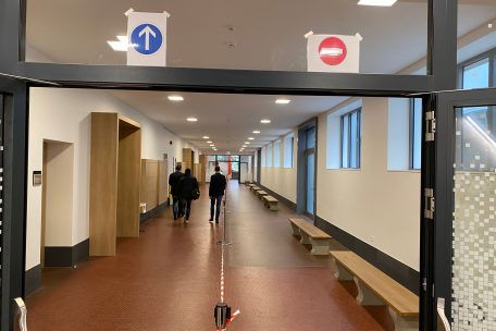 Dieser Flur im LHCE ist in zwei Laufrichtungen eingeteilt&nbsp;