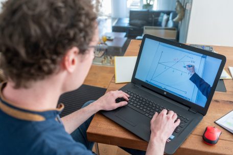 Finanzhilfen für Studenten / Studienbeihilfen können wegen der Coronakrise um ein Semester verlängert werden