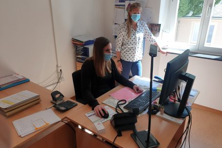 Die Sozialarbeiterinnen behandeln jedes Dossier mit Fürsorge und Vertraulichkeit. Wie alle anderen Mitarbeiter des Sozialamts sind auch sie an das Berufsgeheimnis gebunden.