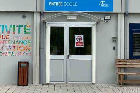 Diese Eingangstür wird aufgrund der Laufrichtung nicht mehr als solche genutzt